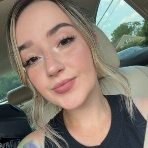 Meet your Posher, Desiree